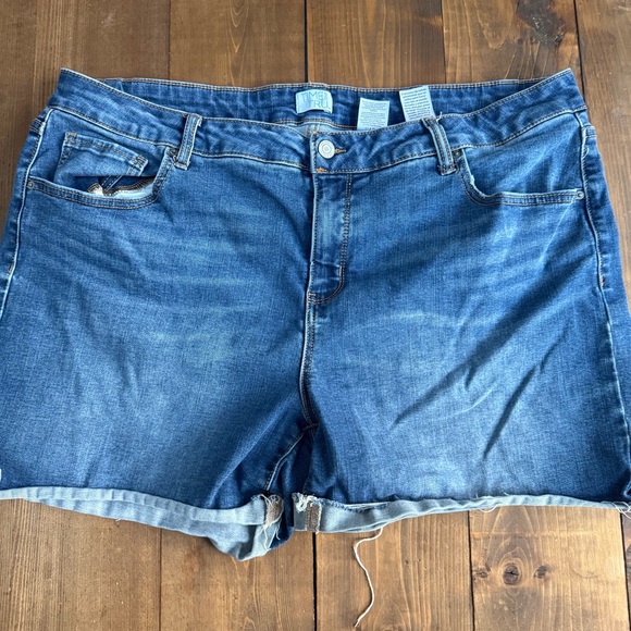 Time and Tru Medium Wash Denim Jean Cuffed Shorts - Picture 2 of 8